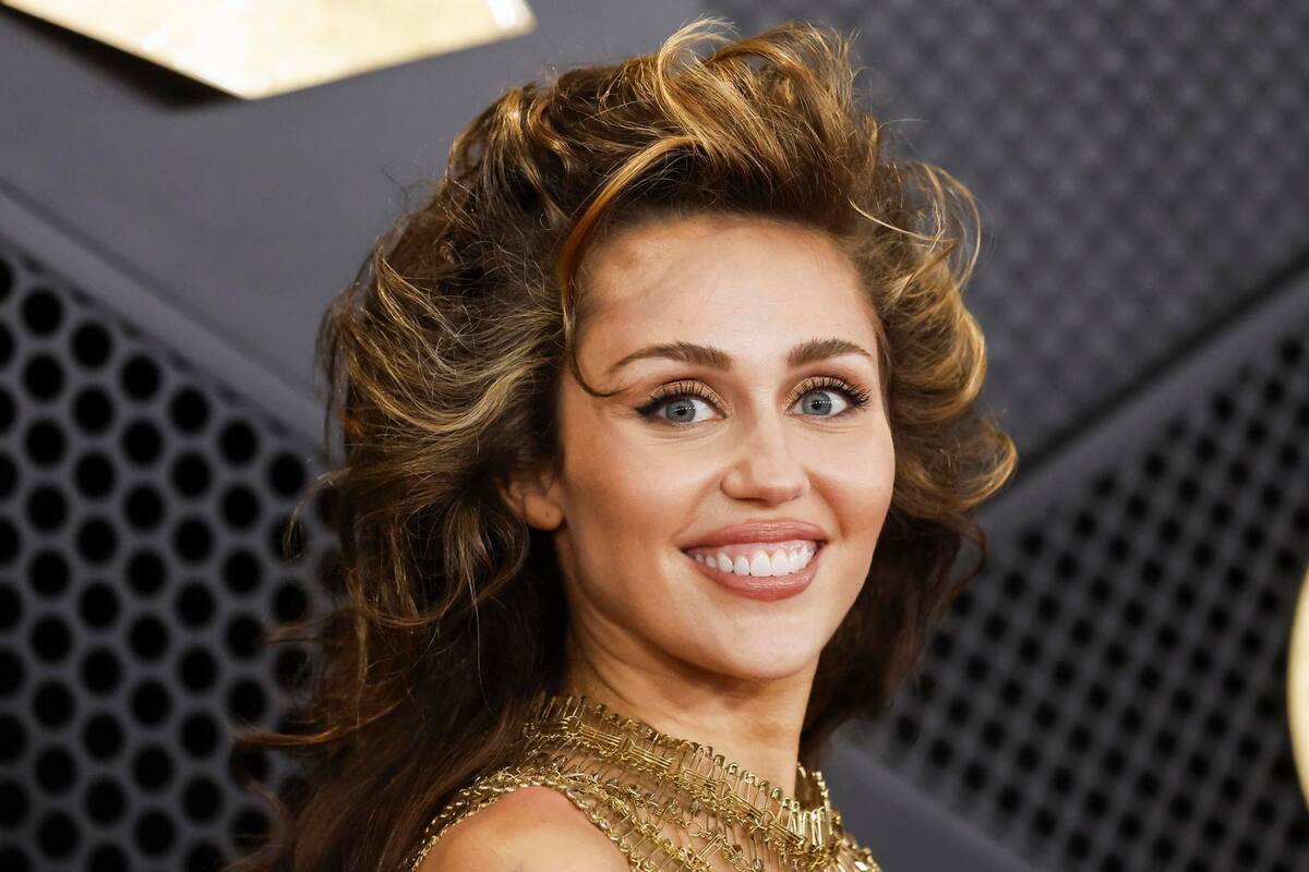 Miley Cyrus gana su primer Grammy y lo dedica a todos, menos a su padre