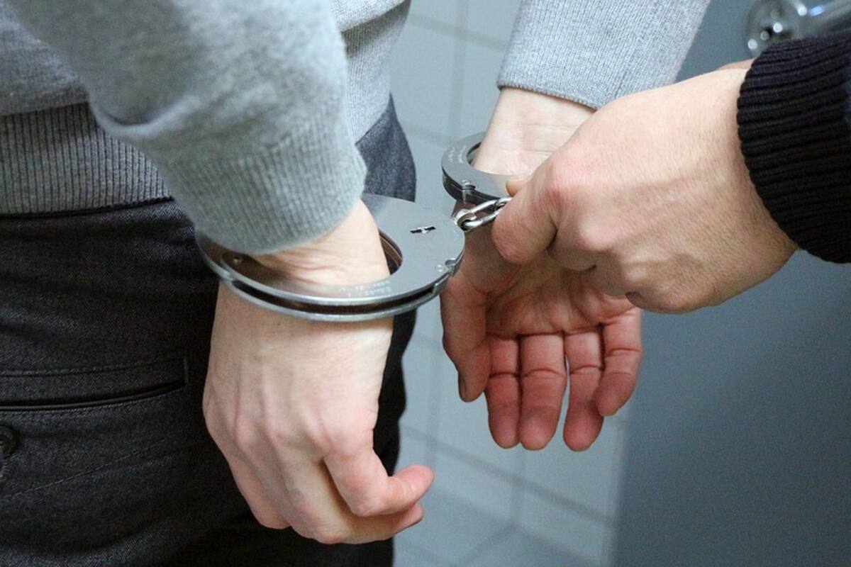Detienen a turista mientras intentaba ahogar a policía