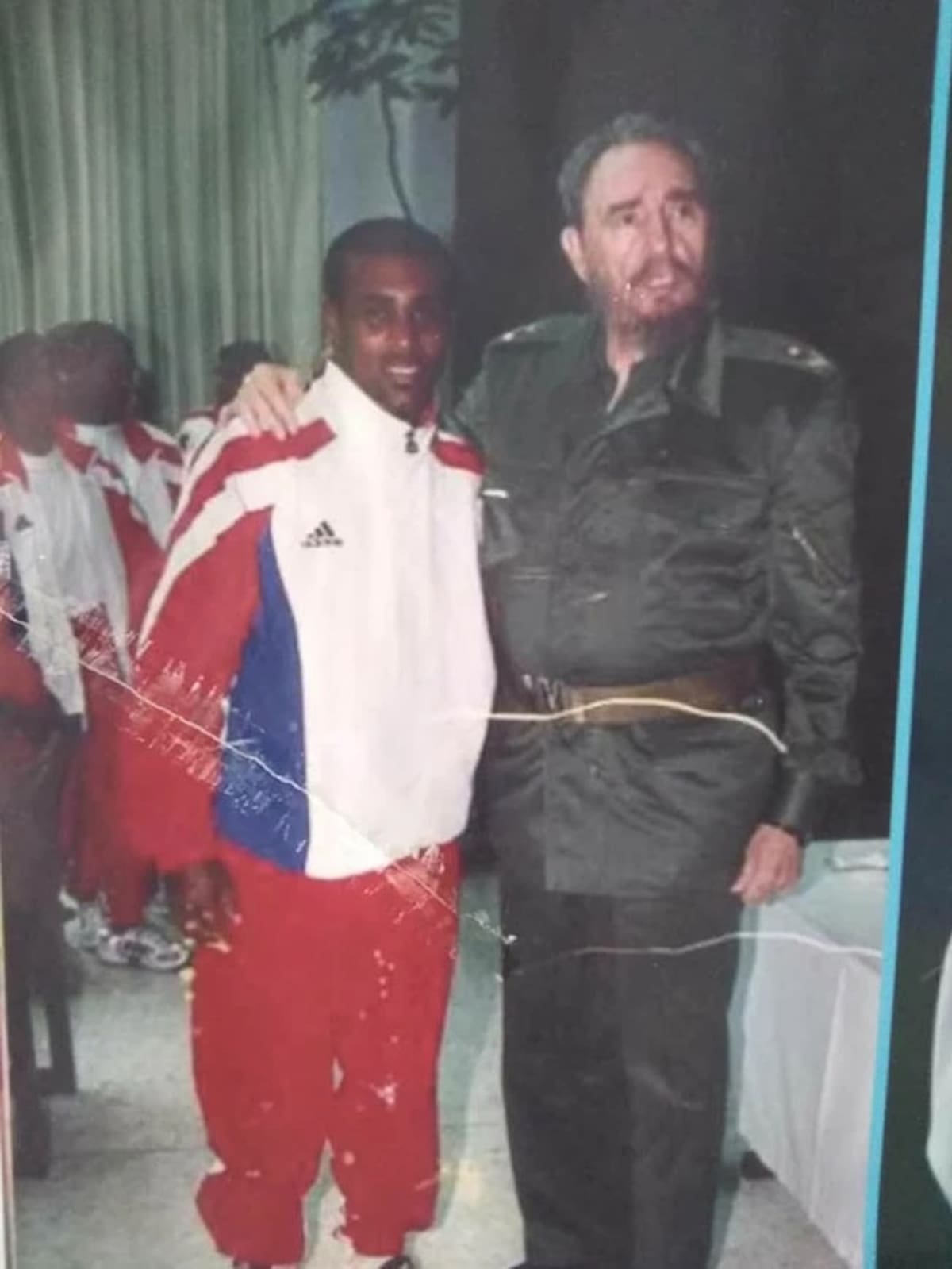 Mario Kindelán y Fidel Castro en el año 2000. (Foto: Cortesía)