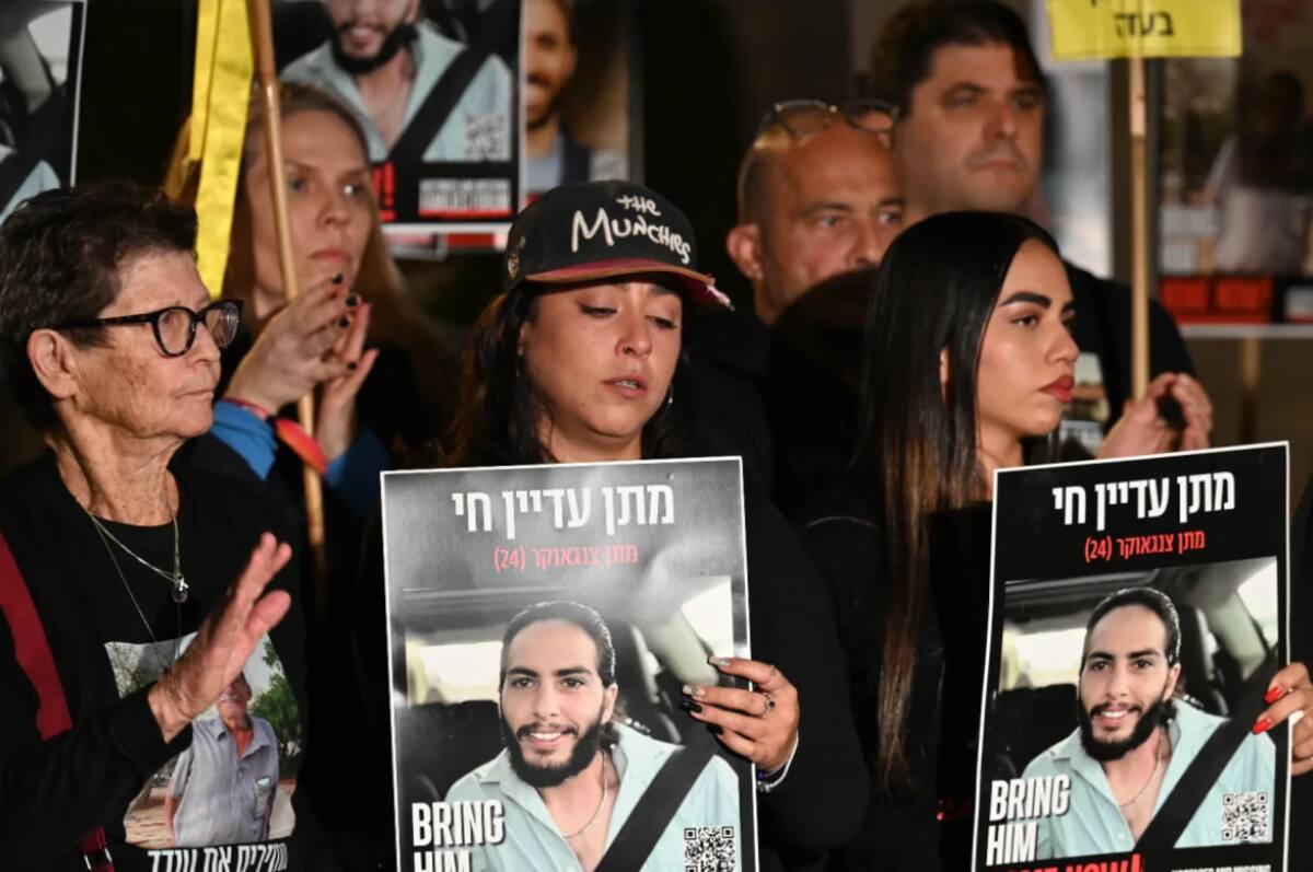 Los ex rehenes Yocheved Lifshitz e Illana Gritzewsky junto a Natalie Zangauker, hermana del rehén Matan Zangauker en un mitin en Tel Aviv el 7 de diciembre de 2024. / Paulina Patimer - CNN