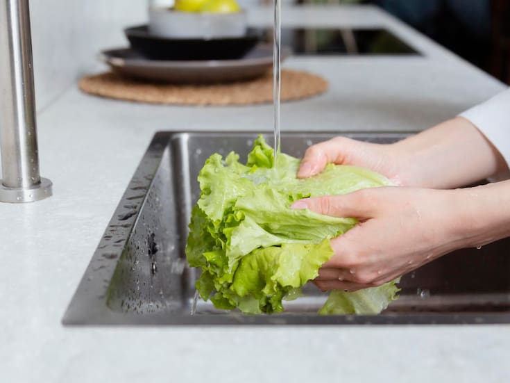 Esta es la mejor forma de lavar la lechuga en casa paso a paso para eliminar bacterias, evitar enfermedades gastrointestinales y consumirla de forma segura