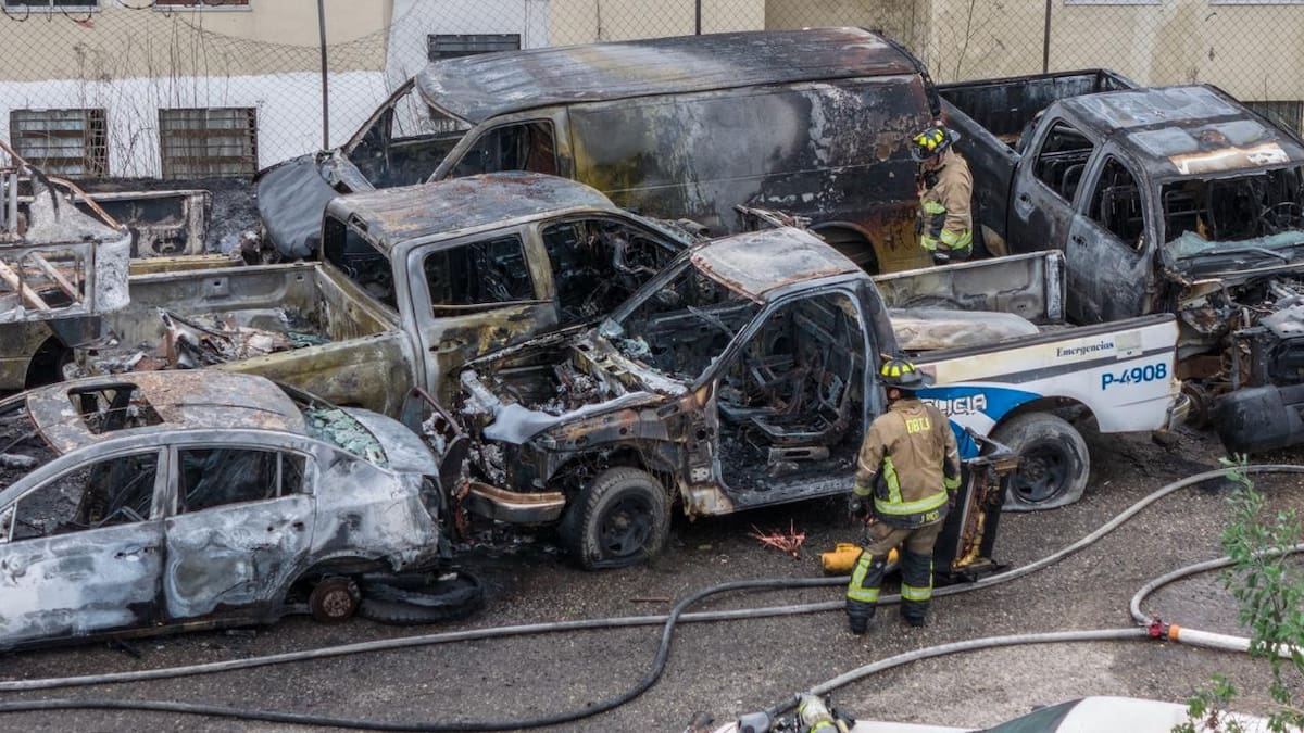 Bomberos logro controlar un incendio registrado la tarde de este 30 de diciembre en un yonque ubicado en la colonia Vista Bella. Foto: Border Zoom