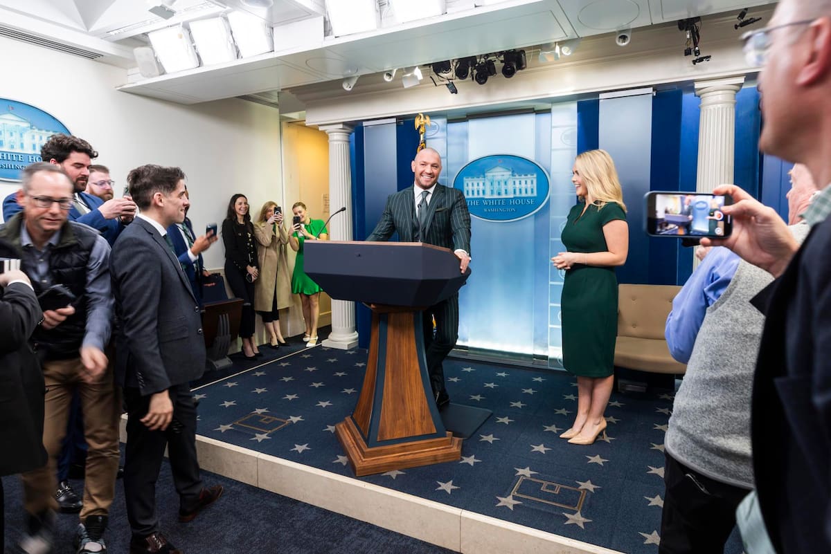 WASHINGTON (United States), 17/03/2025.- Irish mixed martial artist Conor McGregor (C), alongside White House Press Secretary Karoline Leavitt (C-R), speaks briefly to the media in the White House Press Briefing Room in Washington, DC, USA, 17 March 2025. McGregor said he was meeting with President Trump later in the day. EFE/EPA/JIM LO SCALZO / POOL