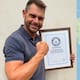Un hombre recorrió 5.750 kilómetros en bicicleta para dibujar una flor gigante con su ruta GPS, después de perder a su madre por Alzheimer y convertir el homenaje en una campaña para impulsar la investigación sobre esta enfermedad