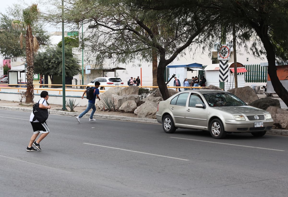 Los jóvenes prefieren cruzar el bulevar por la calle antes que utilizar el puente, que señalan es inseguro. FOTO: BANCO DIGITAL