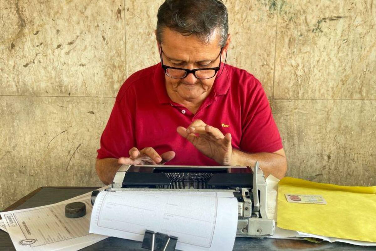 Los tinterillos, los peculiares abogados sin título que resuelven trámites en Colombia, un país obsesionado con las leyes