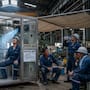 El calor extremo en Japón obligó a crear un refrigerador para personas en forma de cabina que lanza aire frío, funciona con electricidad y está pensada para reducir la exposición térmica de los trabajadores en espacios industriales y exteriores