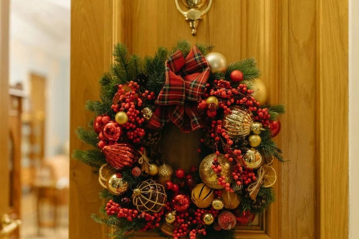 ¿Cuál es el significado de las coronas navideñas en las puertas?