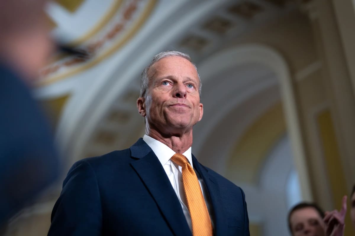 El líder de la mayoría del Senado, John Thune, del Partido Republicano, habla con los periodistas tras una reunión a puerta cerrada de los senadores republicanos en el día 28 del
cierre del gobierno, en el Capitolio en Washington, el martes 28 de octubre de 2025. | Crédito: AP/J. Scott Applewhite