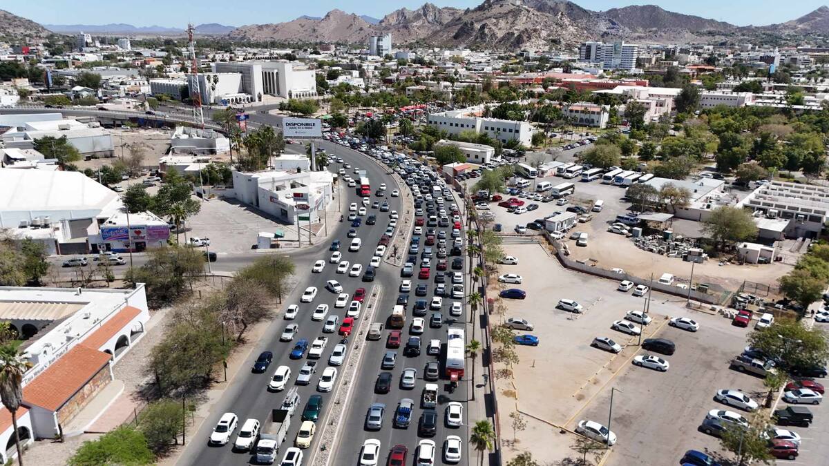 Sindicato de la UNISON bloquea calles en protesta por falta de avances en negociaciones
Foto: Julián Ortega.