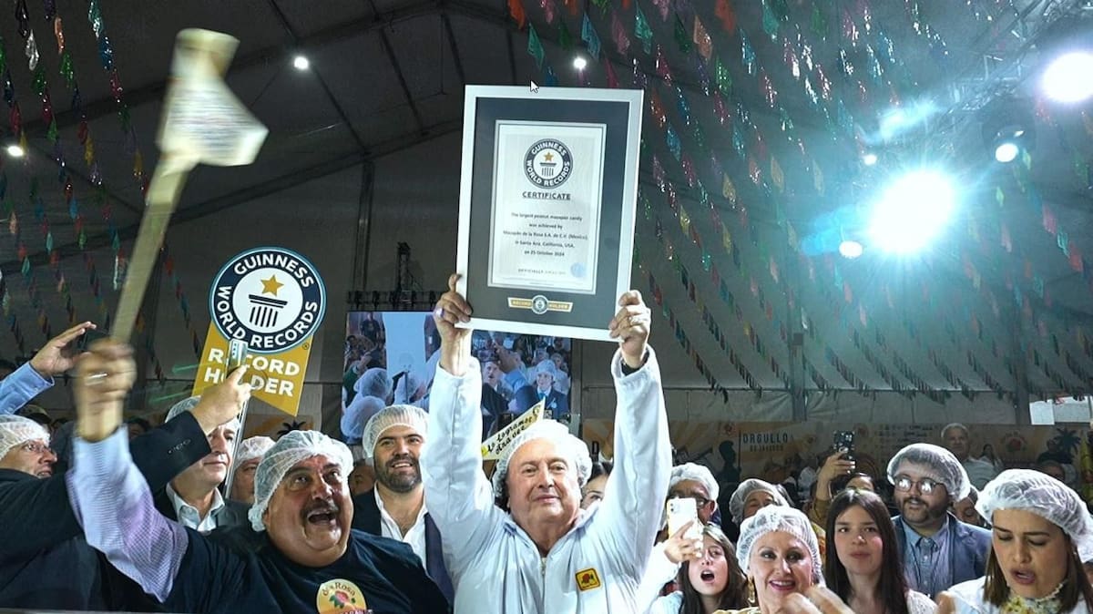 Enrique Michel Velasco celebrando con sus trabajadores que Dulces de la Rosa estableció un nuevo récord mundial Guinness con un mazapán de 10 toneladas en Los Ángeles. Foto: Página oficial pública de Enrique Michel Velasco