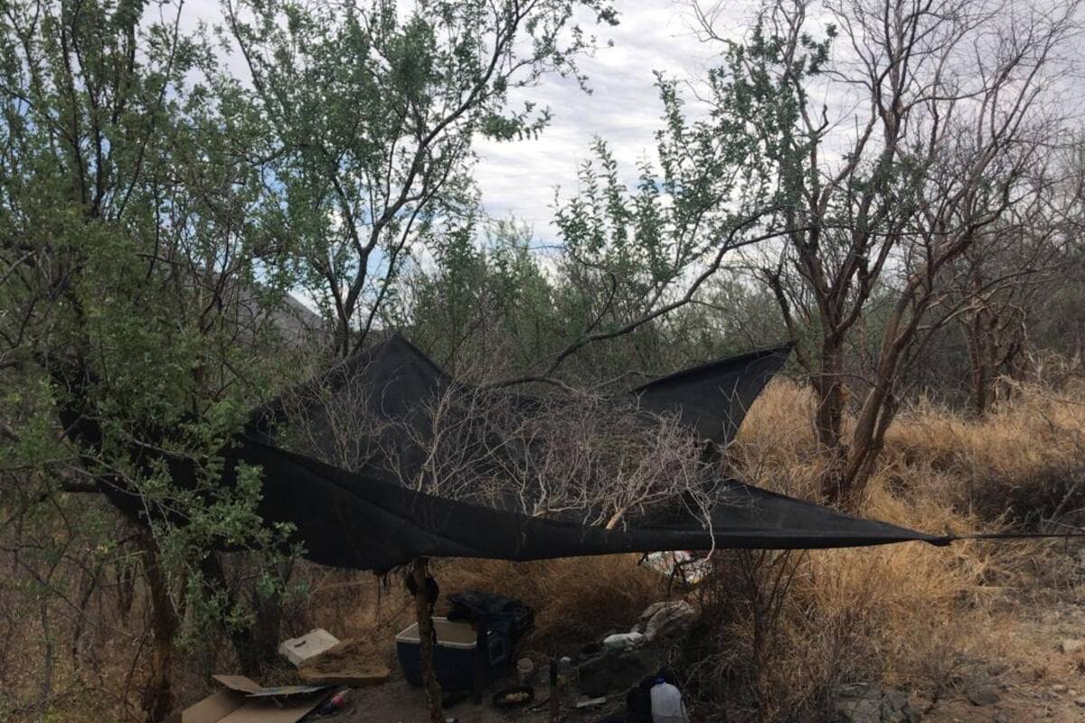 Asegura PESP cargadores y cartuchos en campamento clandestino rumbo a carretera de Mina Nyco