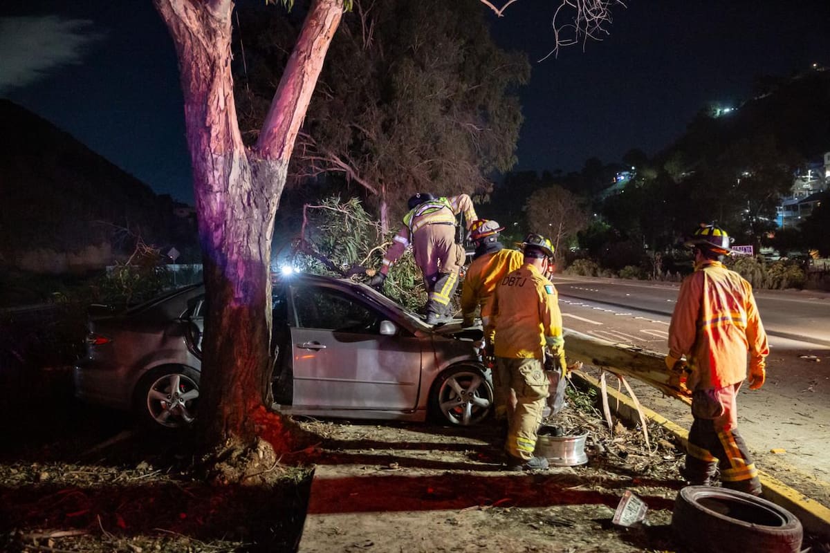 Los ocupantes de uno de los vehículos involucrados huyeron antes de la llegada de las autoridades. Foto: Border Zoom