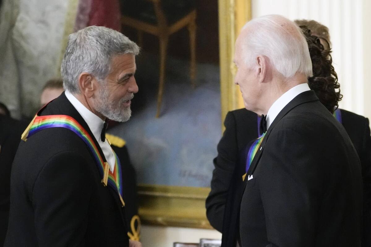 George Clooney y el presidente Joe Biden durante un evento. | Fotografía de archivo de AP