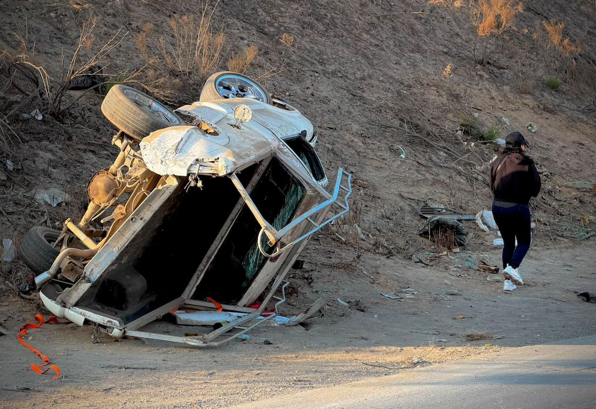 El conductor de la camioneta habría intentado esquivar un bache antes del impacto; no se reportaron personas con lesiones graves. Foto: Border Zoom