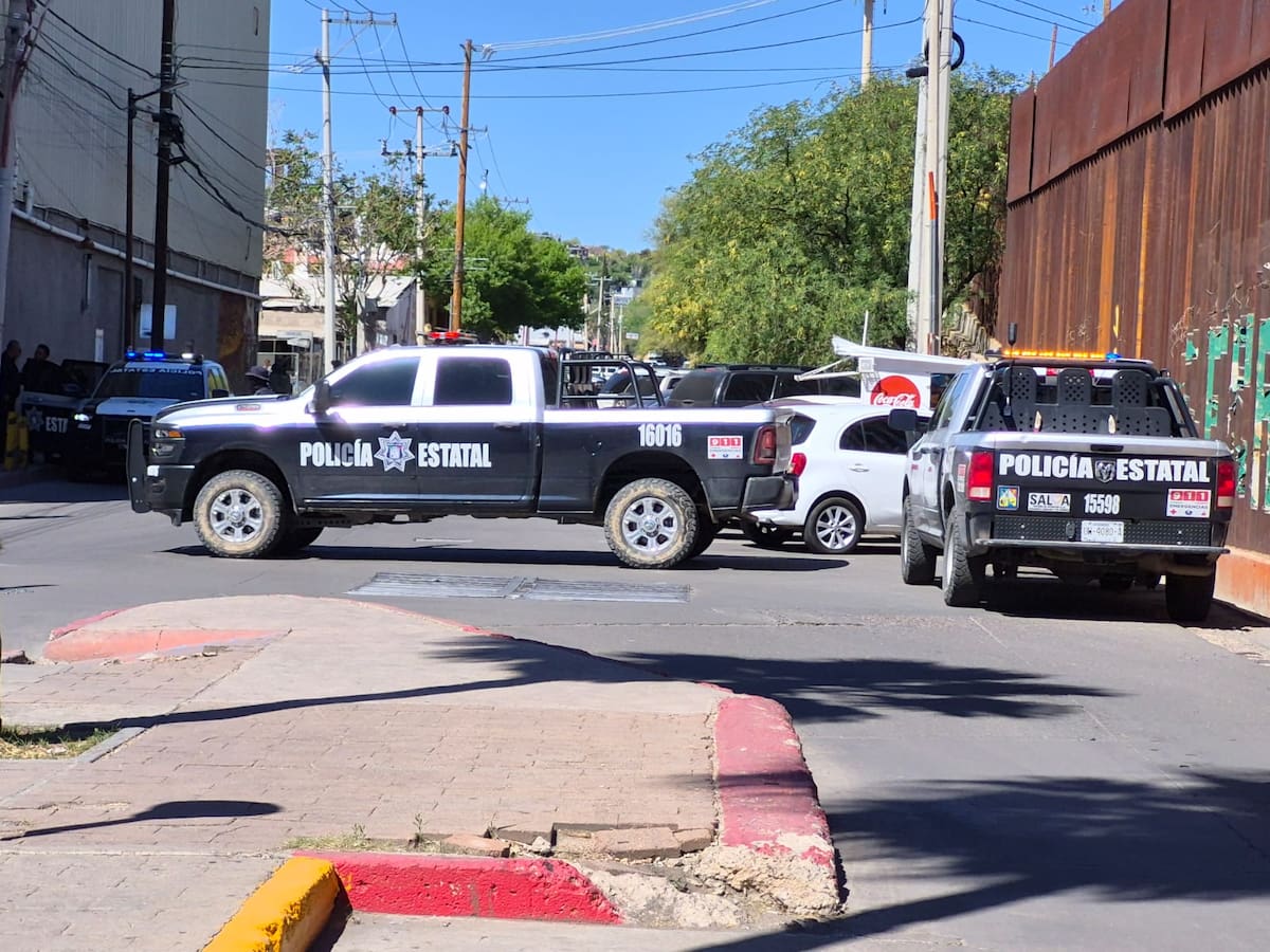 Elementos de seguridad de México y Estados Unidos patrullan la calle Internacional en Nogales durante intensa movilización.