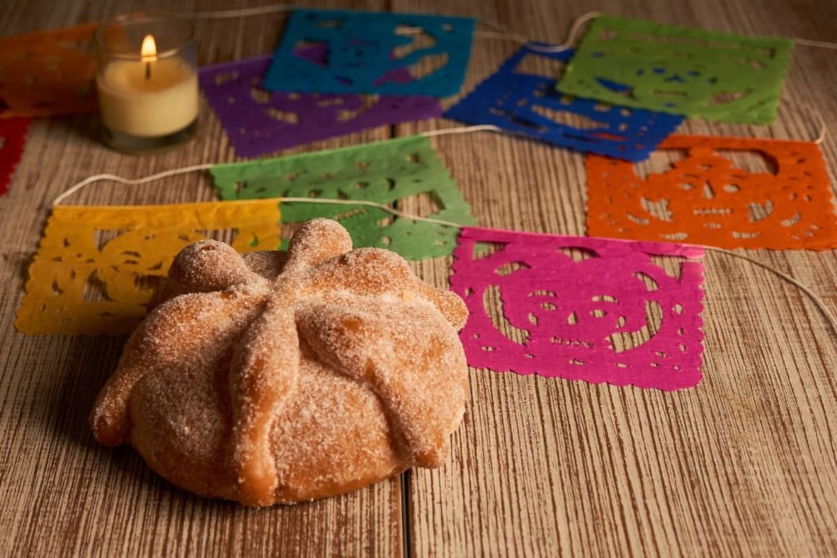 Profeco evalúa si conviene comprar el pan de muerto en supermercado o panadería y revela que Bodega Aurrera vende la pieza individual más barata en 14.30 pesos