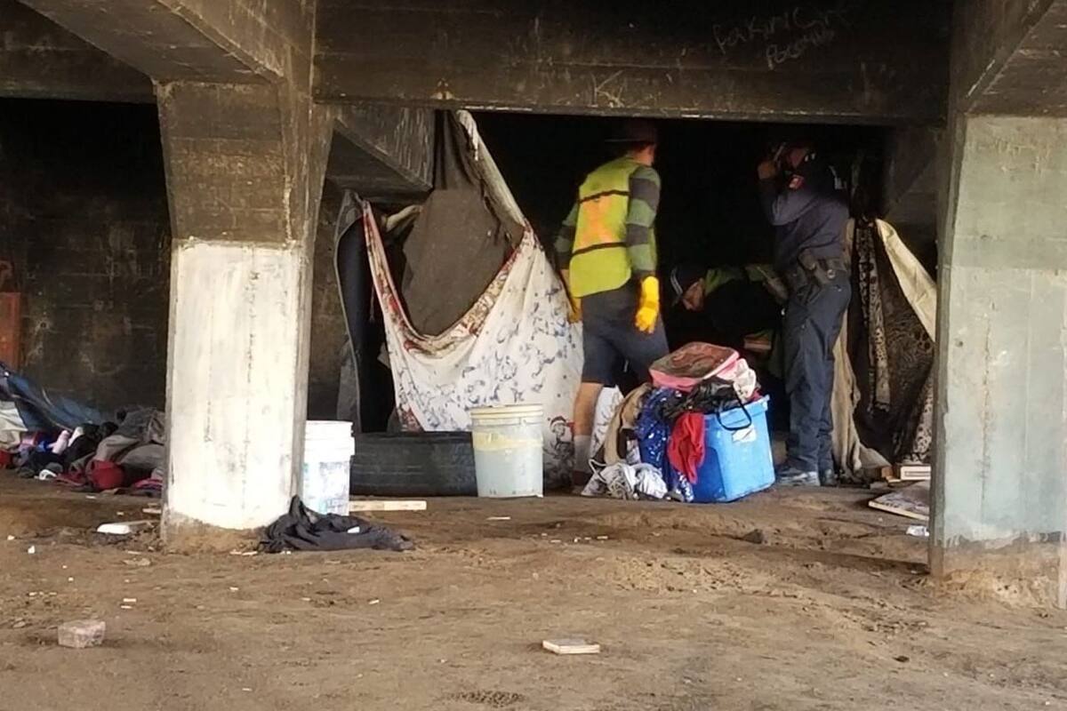 Retiran basura del puente de la avenida Juárez