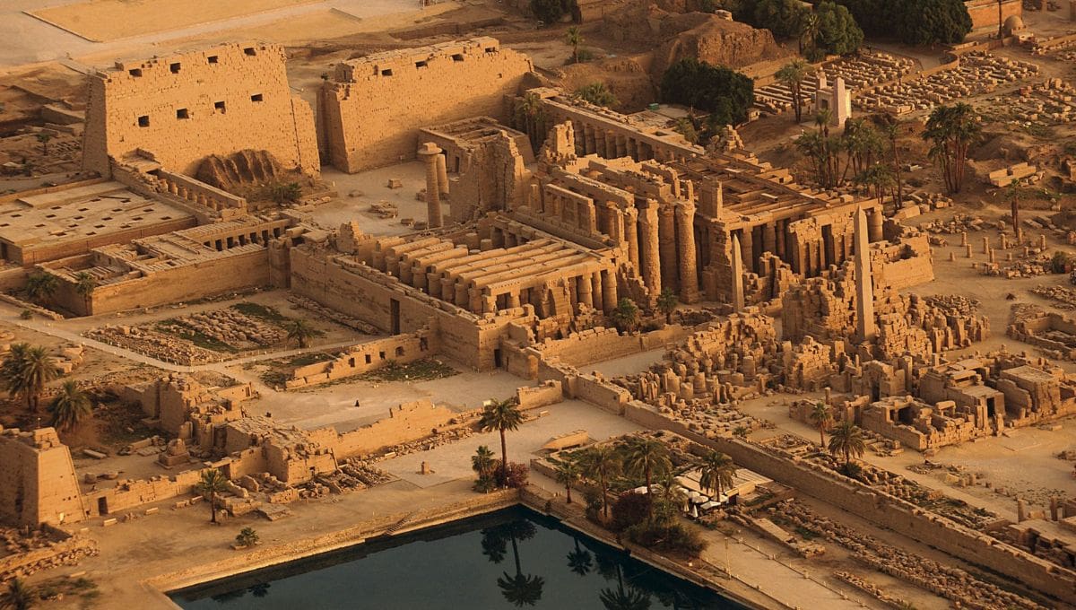 Las columnas del dios Amón. El templo de Karnak, en Tebas, dedicado a Amón