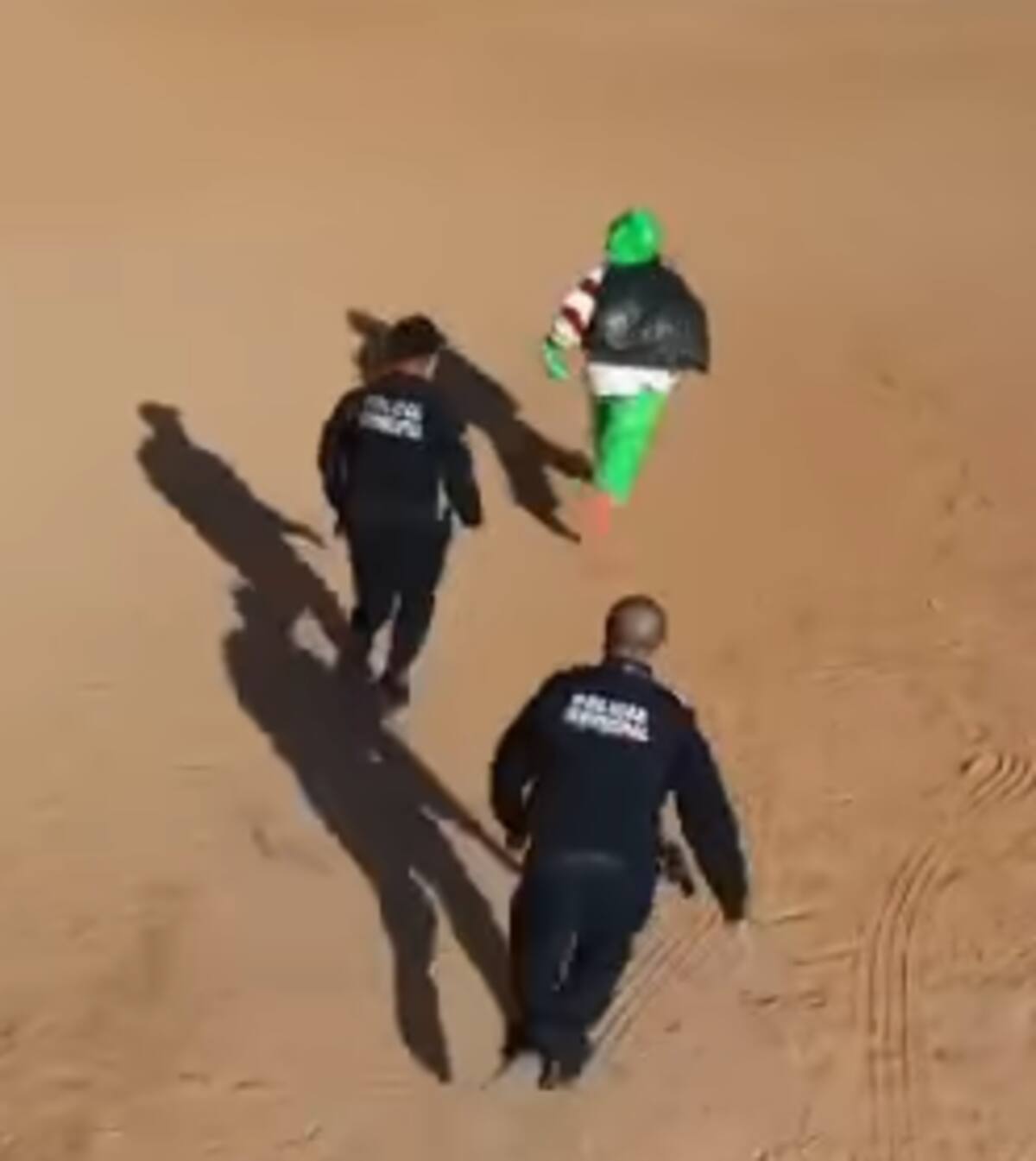 El Grinch había robado los regalos de Santa, pero los heroicos policías municipales pudieron rescatarlos. / Policía de Hermosillo.