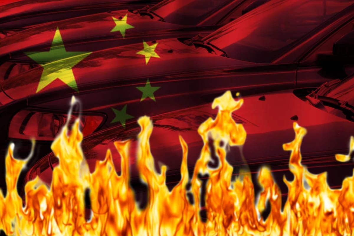 Arde en fuego buque con miles de autos chinos rumbo a México, esto se reporta