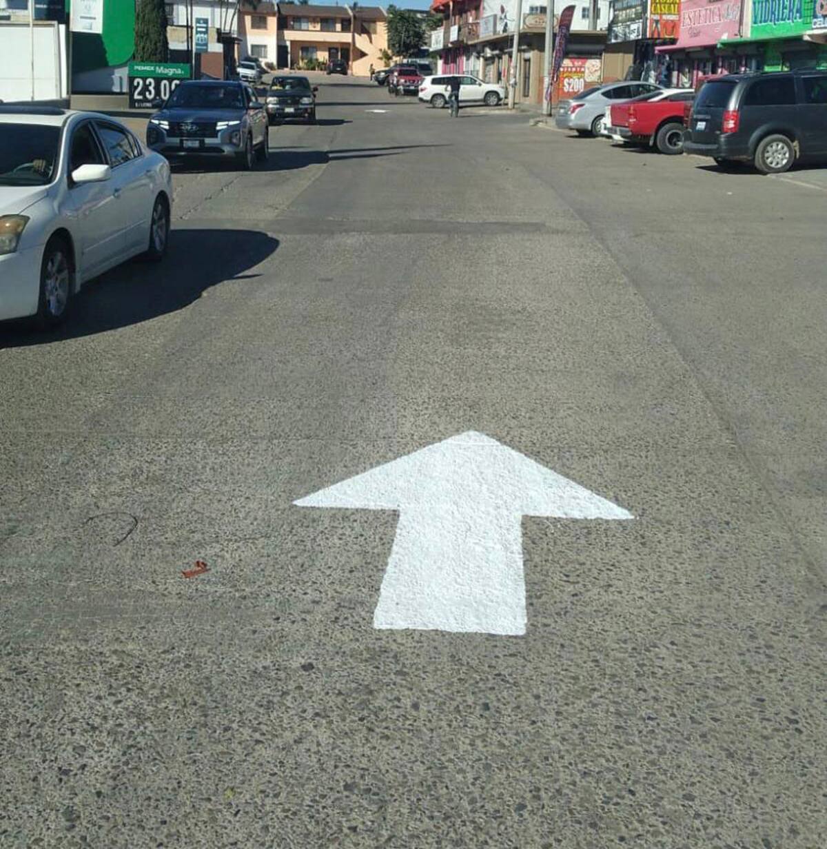 Ya se colocaron flechas para que los automovilistas puedan guiarse con la reapertura del carril.