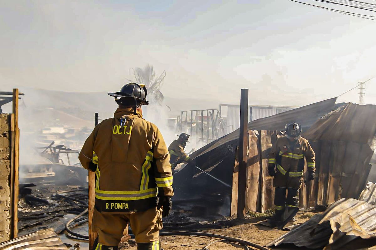 Fuerte incendio consume cuatro viviendas en la colonia Terrazas del Valle