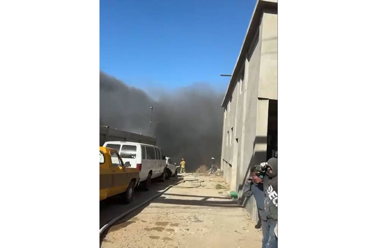 Arde pastizal y alcanza bodega en carretera libre Tijuana-Rosarito