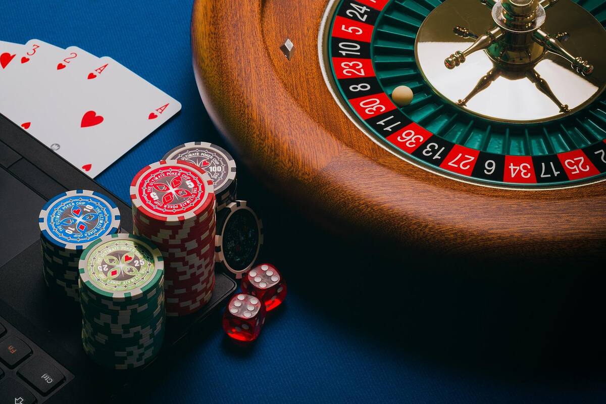 Estafa a un casino y 10 ancianos usando prótesis facial