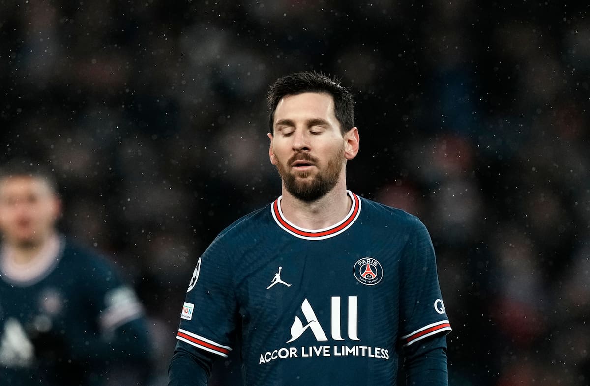 Lionel Messi del PSG reacciona durante el partido conta el Real Madrid por la Liga de Campeones, el martes 15 de febrero de 2022. (AP Photo/Thibault Camus)