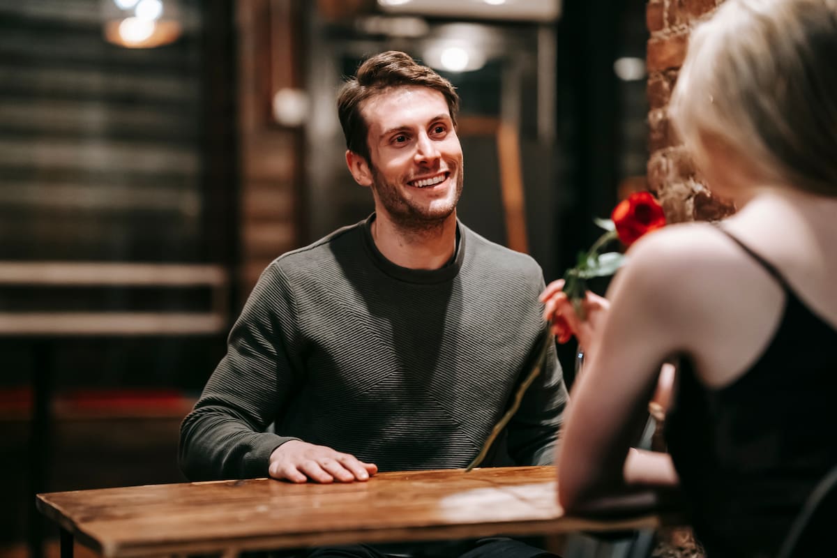 Mujer tiene una cita decepcionante y recibe un mensaje inesperado al día siguiente