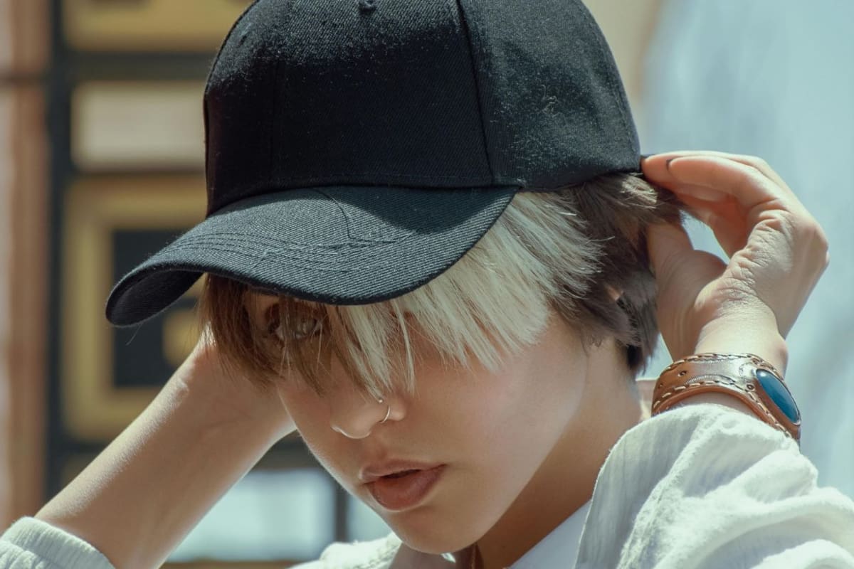 ¿Usar gorra causa pérdida de cabello? Expertos explican por qué es un mito y qué factores reales como tracción, higiene y estrés sí influyen en la caída capilar