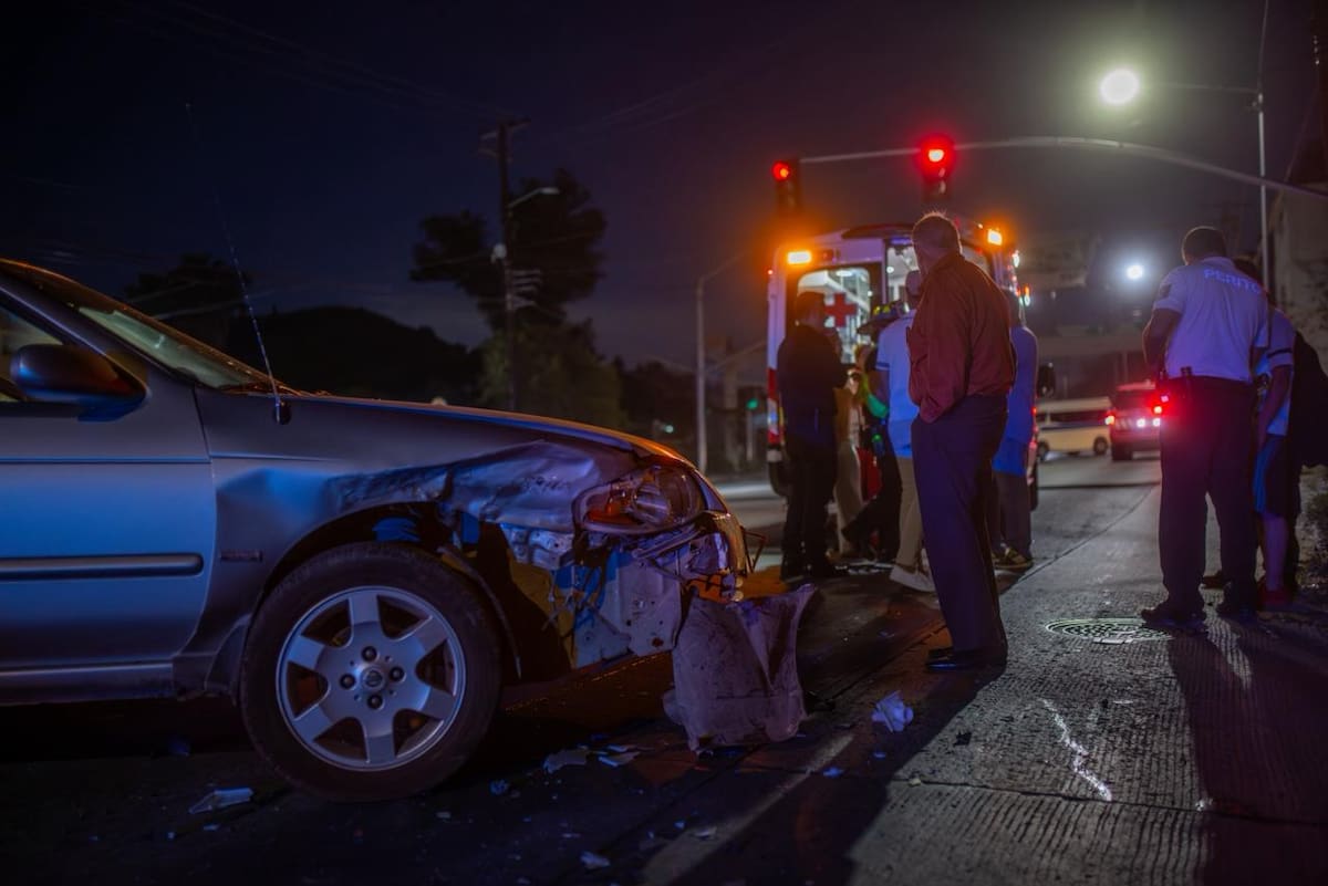 Un automóvil impactó a varios vehículos detenidos en un semáforo a la altura del Aguaje de la Tuna y posteriormente se dio a la fuga; cuatro personas fueron atendidas por golpes leves. Foto: BorderZOOM