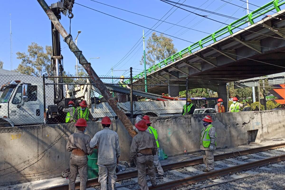 Tren Ligero CDMX: Vehículo de carga se impacta contra poste y cuatro estaciones se quedan sin servicio
