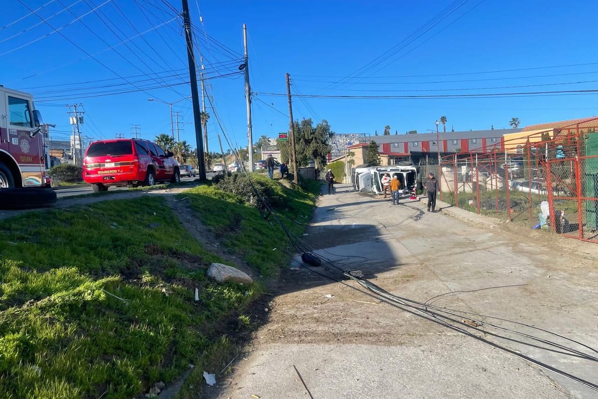 Bomberos atienden accidente de auto, descarga eléctrica y conato de incendio en Tijuana