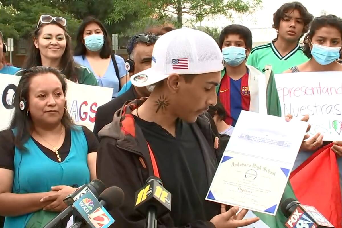 Joven que llevó bandera de México a su graduación en EU recibe diploma
