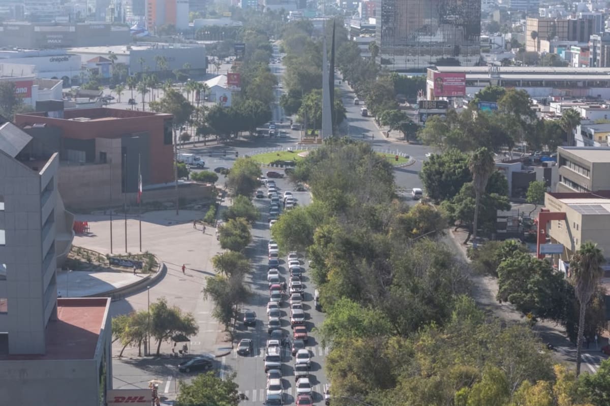 La fila de vehículos en la Ready Lane se extendió hasta Zona Río, en medio de los largos tiempos de espera para cruzar hacia Estados Unidos. Foto: Cortesía / Border Zoom
