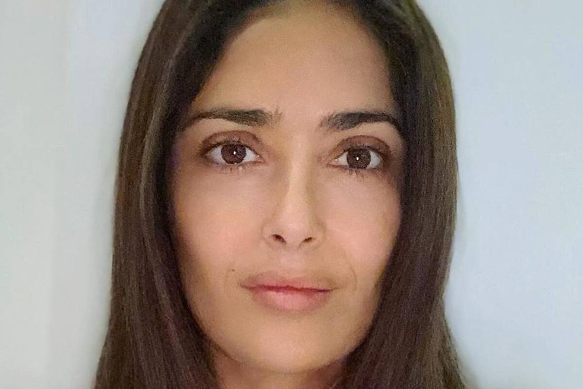 Salma Hayek lanza reto “yoga en tacones” durante cuarentena