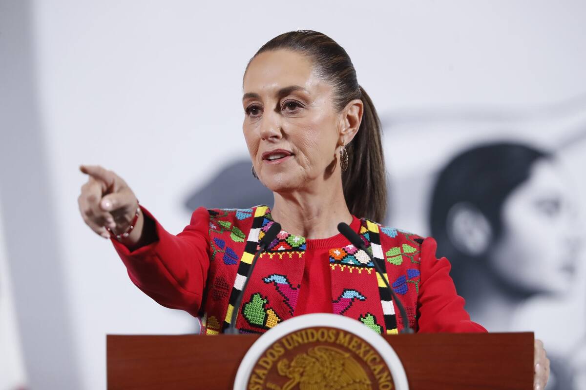 La presidenta de México, Claudia Sheinbaum, habla durante una rueda de prensa este viernes, en el Palacio Nacional, en Ciudad de México. | Crédito: EFE/Mario Guzmán