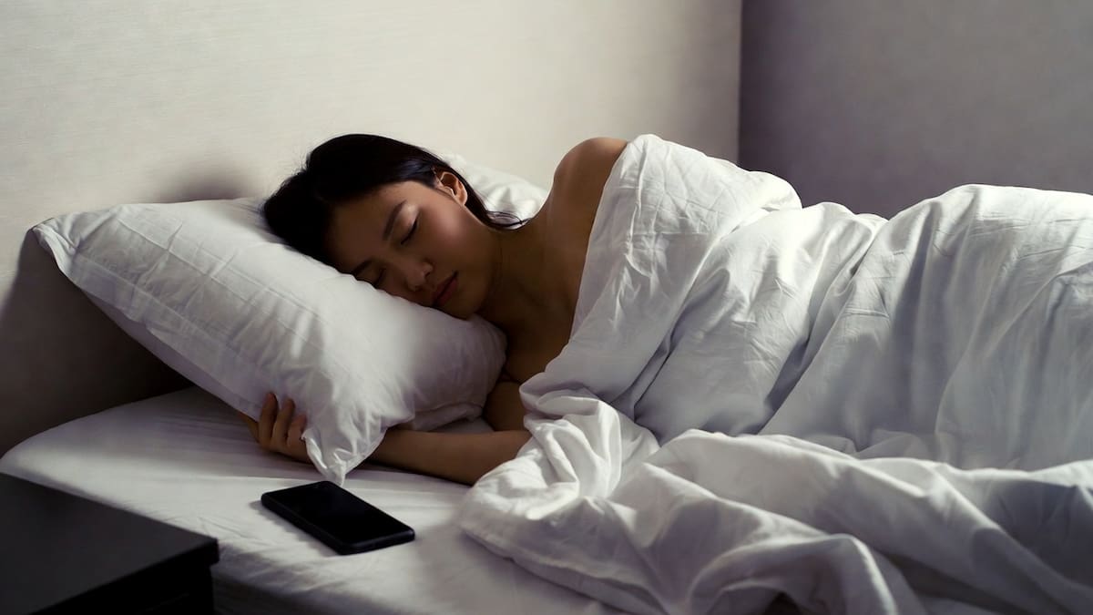 Usar o dejar el celular junto a la cama durante la noche puede alterar el sueño, aumentar el estrés y afectar funciones cardíacas por la exposición constante a luz azul y notificaciones | Foto: Grok