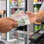 Estudio revela que el 95% de los mexicanos prefiere pagar en efectivo y domina el 74% de compras mayores a 500 pesos por rapidez, pese a tener celular e internet