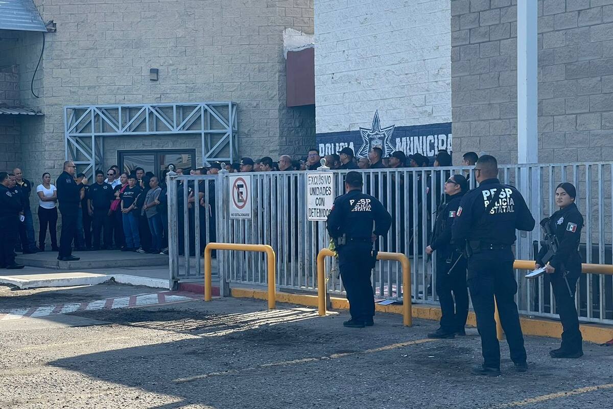 Al grito de “Justicia” realizan manifestación policías en SLRC