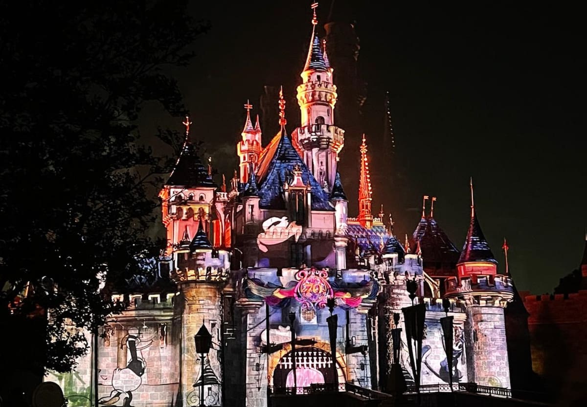 El viaje lleva al espectador por la emoción, el dolor y la determinación que todos enfrentamos al luchar por hacer.