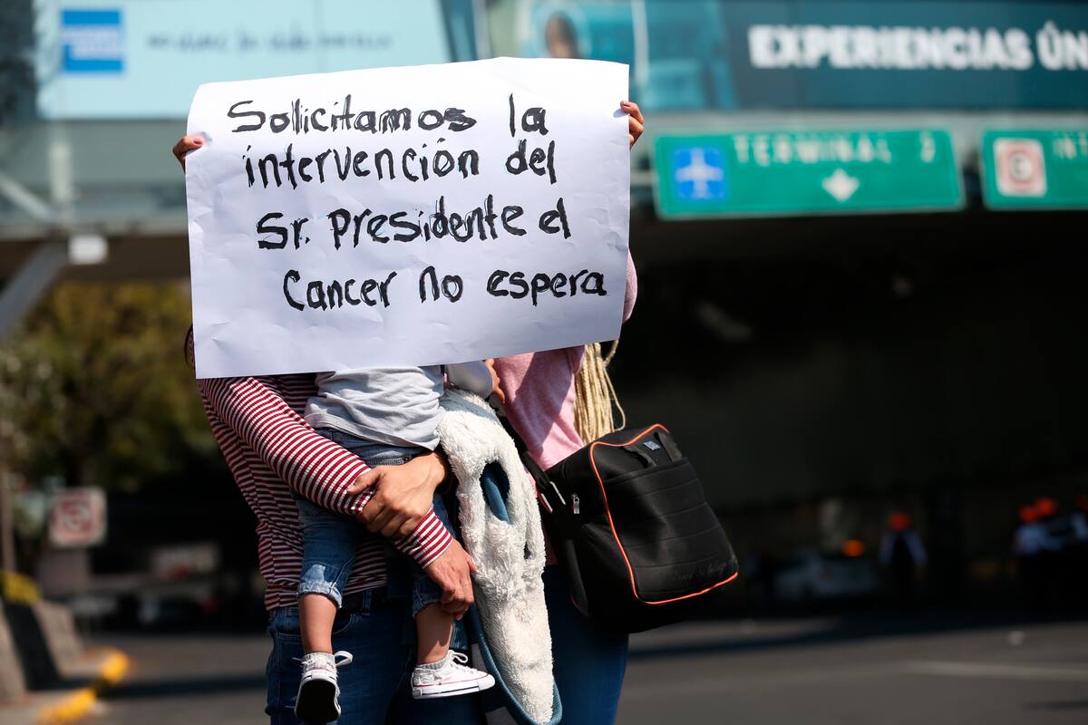 "Nos vamos porque en México no nos ayudaron", padre de niño con cáncer