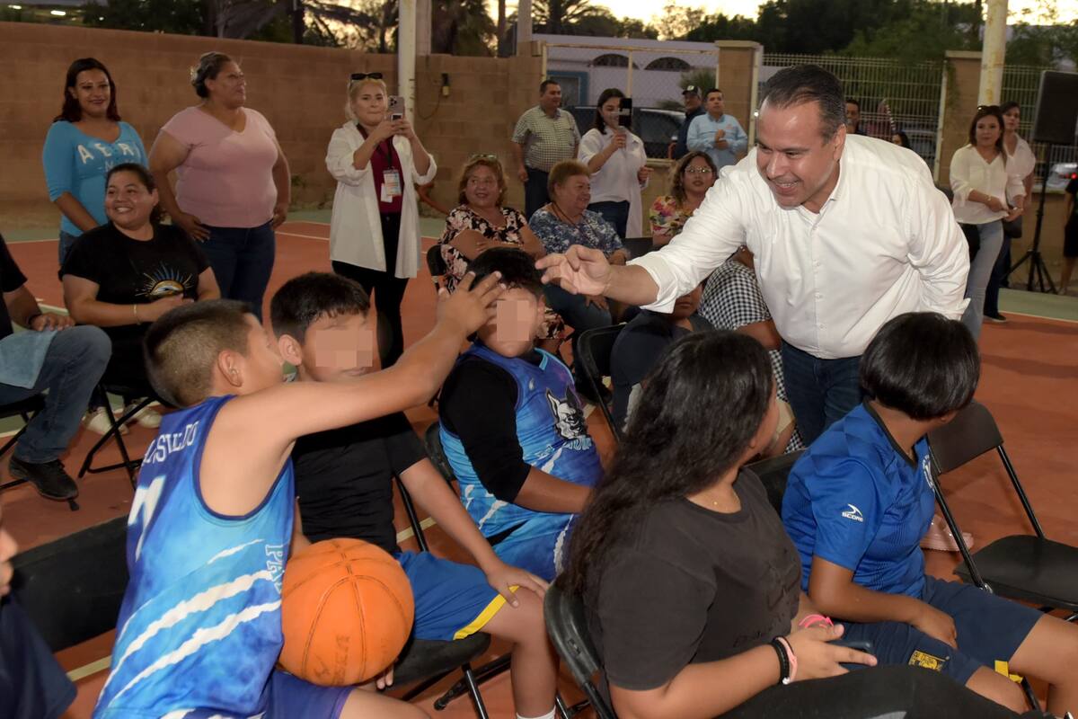 Entrega Astiazarán rehabilitación de canchas de basquetbol en Bahía de Kino