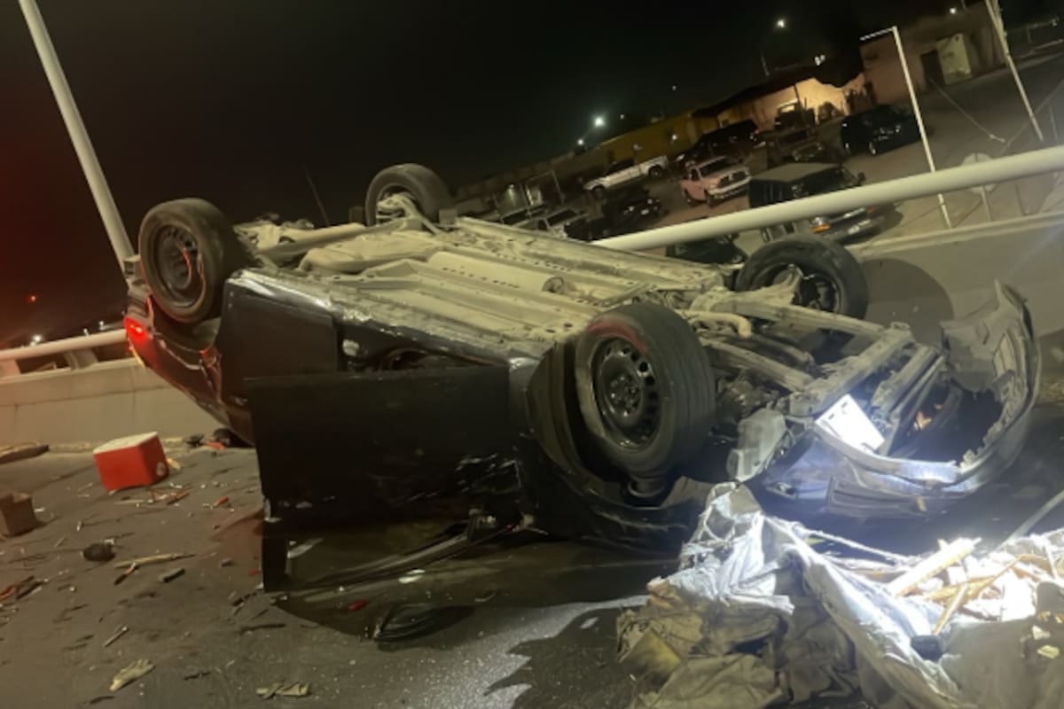 Pierde el control, vuelca y escapa; abandona el carro en el lugar