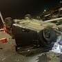 Pierde el control, vuelca y escapa; abandona el carro en el lugar