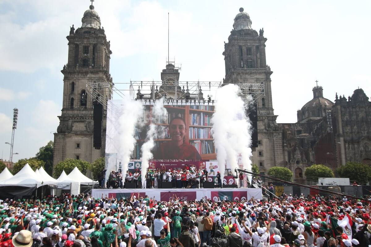 EUM20220618SOC15.JPG
CIUDAD DE MÉXICO, Boxing class/Clase box.- La plancha del Zócalo de la Ciudad de México se pinta con los colores de la bandera de México y todo esto para hacer historia y romper el Récord Guinness con las Clase Masiva de Box. Sábado 18 junio 2022. Foto: Agencia EL UNIVERSAL/Carlos Mejía/LCG.