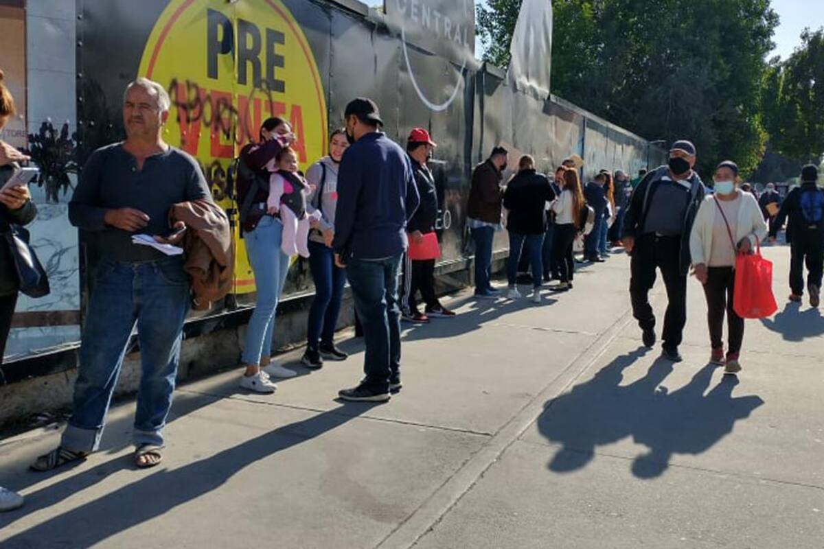 Hasta mil personas buscan el certificado de vacunación contra Covid-19 en Tijuana