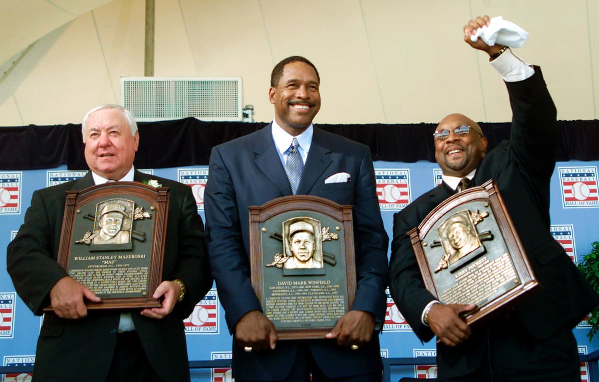 Las exestrellas del beisbol Bill Mazeroski (I), Dave Winfield (C) y Kirby Puckett (D) posan con sus placas tras convertirse en los nuevos miembros del Salón de la Fama del Beisbol Nacional luego de la ceremonia oficial de inducción en Cooperstown, Nueva York, el 5 de agosto de 2001. También fue exaltado el exastro de las Ligas Negras Hilton Smith, quien ya había fallecido. (Foto: Reuters / Mike Segar)